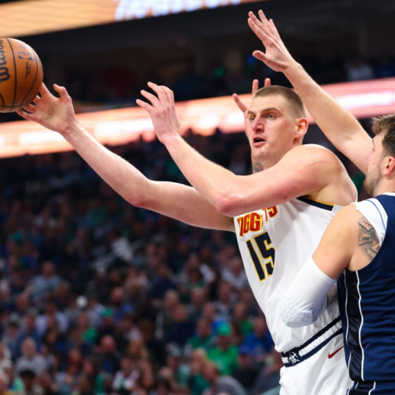 Irving u poslednjoj sekundi preko Jokića pogodio za pobedu Dalasa VIDEO